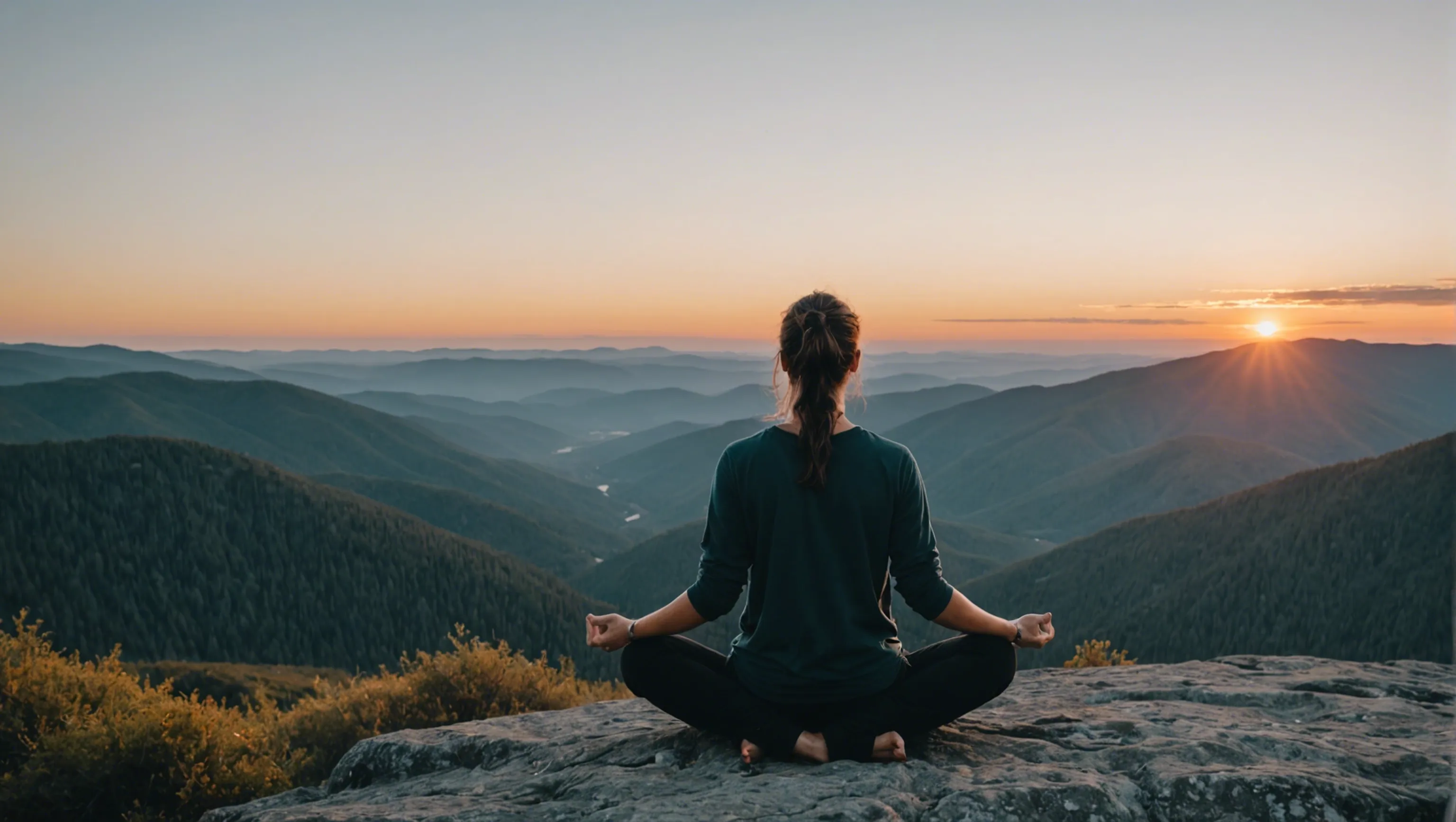 Personne pratiquant des techniques de relaxation rapide pour une quête de sens et ouverture à la croissance